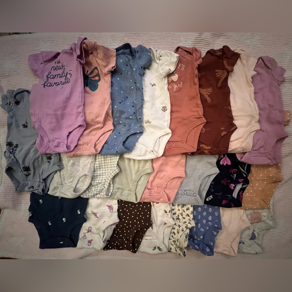 Lot of 24 Carter’s short sleeve body suits! 0-3 Months Must buy entire lot!